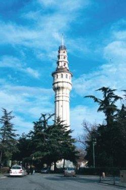 <p><b>BEYAZIT KULES</b></p>  kan yangnlar gzetlemek zere yaptrlan Beyazt Kulesi, nbet, iaret ve sancak kat olmak zere  blmden oluuyor. lk olarak 1749 ylnda ahap olarak ina edilen kule yandktan sonra II. Mahmut zamannda, 1828 ylnda yeniden yaplm. stanbul niversitesi kampsnn ierisinde yer alan kule, yaplan restorasyon almalarnn ardndan gnmzde de eskiden olduu gibi yangn gzetleme, meteoroloji ve yol durumunu bildirmek amacyla kullanlyor.