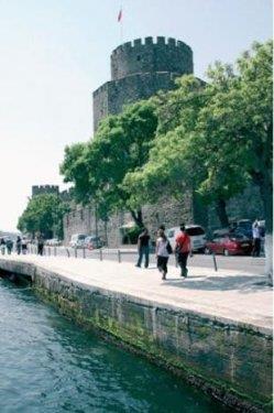 <p><b>RUMEL HSARI</b></p>  Anadolu Hisar'nn karsna, stanbul Boaz'nn kuzeyinden gelebilecek saldrlara kar Fatih Sultan Mehmet tarafndan yaptrlm. Uzaktan bakldnda, eski harflerle ?Muhammed? biiminde okunacak ekilde ina edilen hisar, bugn mze ve ak hava tiyatrosu olarak kullanlyor. Hisarda yllardr Rumeli Hisar konserleri dzenleniyor. evresinde ise zellikle yaz aylarnda kahvalt edenlerle dolup taan kahveler ve balk restoranlar bulunuyor.