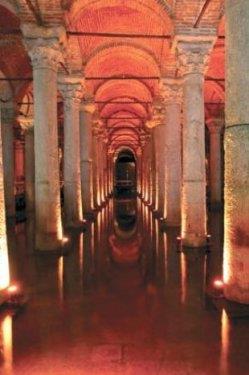 <p><b>YEREBATAN SARNICI</b></p>  Bizans mparatoru I. Justinyen zamannda 542 ylnda Byk Saray'n su ihtiyacn karlamak zere yaplm. Sarncn iinde yer alan mermer stunlarn grkemi, mekann halk arasnda "Yerebatan Saray" olarak anlmasnn sebebi. Yerebatan Sarnc'nn iinde yer alan Medusa ba, sarncn iki stununun kaidesi olarak kullanlyor. Her gn 09.00-19.00 saatlerinde ziyarete ak.