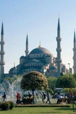 <p><b>SULTANAHMET CAM</b></p>  1609-1616 yllar arasnda Sultan I. Ahmet tarafndan Mimar Sedefkar Mehmet Aa'ya yaptrlan bu cami, ehrin en nemli simgelerinden. Cami, mavi, yeil ve beyaz renkli znik inileri nedeniyle Avrupallarca "Blue Mosque" (Mavi Cami) olarak anlyor. Sultanahmet Meydan'ndaki caminin grkemli avlusu, yl boyunca ziyaretilerle dolup tayor. ou stanbullunun, caminin nndeki fskiyeli havuzda bir fotoraf bulunuyor.