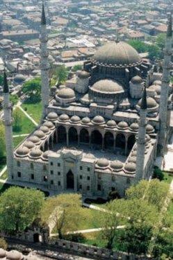 <p><b>SLEYMANYE</b></p>  1550-1557 yllar arasnda Mimar Sinan tarafndan ina edilmi. Klliye 15 blmden oluuyor. Caminin Beyaz Harem isimli, beyaz mermerden ina edilmi i avlusunun drt kesinde ykselen ikisi  erefeli, ikisi de iki erefeli olmak zere drt minaresi var. Camideki drt minare, Kanuni'nin stanbul?un fethinden sonraki drdnc padiah oluunu; minarelerdeki on erefeyse, Osmanl tarihinin onuncu padiah oluunu simgeliyor.