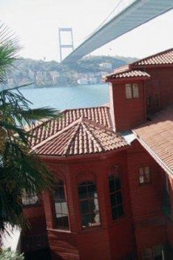 <p><b>HEKMBAI YALISI</b></p>  Hekimba Salih Efendi Yals zgn yapsn ve orijinal eyalarn koruyan nadir yallarndan biri. Gllerle ok ilgilenen yal sahibi Salih Efendi'nin bahesi, bahar geldiinde renk cmbne dnermi. Fakat Salih Efendi'den sonra bahe hibir zaman eskisi kadar gzel olmam. Yalnn u an ayakta kalan ksm,  ayr blmden oluuyor. Yalda halen 1905 ylnda len Salih Efendi'nin akrabalar yayor ve yal zel toplantlar iin kullanlyor.