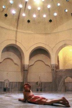 <p><b>EMBERLTA HAMAMI</b></p>  Nurbanu Sultan tarafndan yaptrlan emberlita Hamam, erkek ve kadn blmleri olmak zere birbirinin benzeri bitiik iki ayr hamam olarak planlanm. Mimar Sinan'n son dnem eserleri arasnda yer alan hamam, sadelik ve zarafetin bulutuu bir eser olmas nedeniyle, hala yerli ve yabanc turistler, aratrmaclar ve fotoraflarn dikkatini ekmeye devam ediyor.