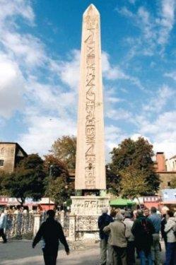 <p><b>DKLTA</b></p>  Theodosius Dikilita veya yalnzca Dikilita, Sultanahmet Meydan'nn gney tarafnda, Ylanl Stun'un yannda bulunan bir Antik Msr dikilita. M.S. 390 ylnda Roma mparatoru I. Theodosius tarafndan Msr'dan gemi ile getirilerek imdiki yerine dikilmi. Dikilita ilk olarak Msr firavunu III. Tutmosis tarafndan M.. 15. yzylda yaptrlm. Orijinal ykseklii 30 metre olan ta nakliye srasnda ya da yerine yerletirilirken tahrip olduu iin bugnk ykseklii 18.45 metre