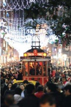 <p><b>STKLAL CADDES</b></p>  Beyolu'nda bulunan stiklal Caddesi, Tnel ve Taksim meydanlar arasnda yer alyor. ehrin, hatta lkenin en nl caddelerinden olan stiklal Caddesi'nin ilk ekillenmesi Bizans dneminden de ncesine dayanyor. Rus Devrimi'nden kaanlarn enlendirdii cadde, bugn hem alveri adresleri hem de yeme-ime mekanlar ile son derece hareketli. Cadde zerinde ayrca konsolosluklar ve sanat merkezleri de bulunuyor.