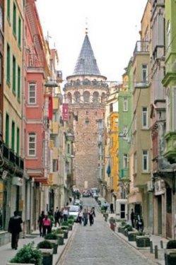 <p><b>GALATA KULES</b></p>  Osmanl'nn ilk dneminde yenieriler tarafndan kullanlan, II. Selim zamannda gzlemevine evrilen kule, 1384 ylnda ina edilmi. 1794 ylnda kan yangn nedeniyle zarar gren Galata Kulesi, 1832 ylnda II. Mahmut tarafndan yeniden yaptrlm. 1967 ylndan beri turistik hizmet veren kuleden, stanbul manzarasn seyretmek tm zamanlar iin ayr bir keyif. Galata Kulesi'ni 09.00-20.00 saatlerinde ziyaret edebilirsiniz.