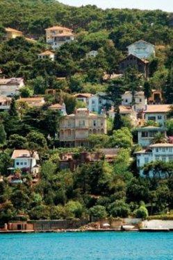 <p><b>PRENS ADALARI</b></p>  stanbul'un en yakn sayfiyesi. Prens Adalar; Bykada, Heybeliada, Burgazadas, Knalada ve Sedef Adas'ndan oluuyor. Bizans dneminde saray mensuplarnn srgn yerleri olduu iin Prens Adalar diye adlandrld syleniyor. Bugn hem yazlk hem de gnbirlik gezinti iin tercih edilen adalar, zellikle yaz mevsiminde dolup tayor. Prens Adalar'na Bostanc ve Kabata'tan kalkan vapur, deniz otobs ve motorlarla ulaabilirsiniz.