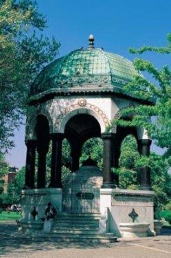 <p><b>ALMAN EMES</b></p>  stanbul'da Sultanahmet Meydan'nda, Sultan I. Ahmed Trbesi'nin karsnda yer alan tarihi eme, Alman mparatoru II. Wilhelm'in sultana ve stanbul'a hediyesi. II. Wilhelm'in 1898 ylnda yapt ziyaretin ansna ithaf edilmi. emenin kagir ve metal yaps Almanya'da hazrlanm, gemiyle stanbul'a tanm ve 1901'de monte edilmi. Koyu yeil renkli kolonlar, nakl kemerleri ve bakr kapl kubbesi, emenin en grkemli zelliklerinden.