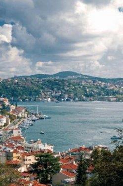 <p><b>BOAZ</b></p>  Karadeniz ve Marmara Denizi'ni birbirine balayan stanbul Boaz ehrin adeta simgesi. Boazn her iki yakasna yaylm yerleim blgesi ise Boazii olarak adlandrlyor. Boaz'n her iki kysnda da yallar ve elence merkezleri bulunuyor. stanbul Boaz zerinde Boazii ve Fatih Sultan Mehmet asma kprleri bulunuyor. Iklaryla geceleri doyumsuz bir seyirlik sunan bu kprler ayn zamanda Asya ve Avrupa ktalarn birletiriyor ve ktalar aras geii salyor.