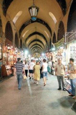 <p><b>MISIR ARISI</b></p>  stanbul'un en eski arlarndan olan Msr ars 1660 ylnda mimar Kazm Aa tarafndan yaplm. Msr ars, Eminn'nde Yeni Cami'nin arkasnda ve iek Pazar'nn yannda yer alyor. Baharatlar bata olmak zere, bitki kkleri, iek tohumlar, bitkisel ilalar, kuruyemi ve arkteri rnleri satlan ar, sadece pazar gnleri kapal. Kapsndan girdiiniz anda, burnunuza dolan koku ve rengarenk baharatlarn grnts bile, mest olmanza yetiyor.