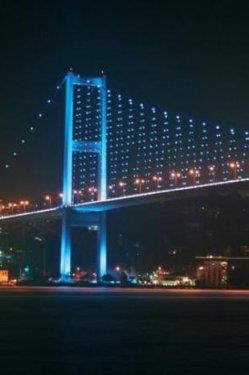 <p><b>BOAZ KPRLER</b></p>  Asya ve Avrupa'y birbirine balayan Boaz kprleri ehrin simgelerinden. Boazii Kprs, Karadeniz ile Marmara Denizi'ni birbirine balayan stanbul Boaz zerinde yer alan iki asma kprden biri. Ortaky ve Beylerbeyi arasnda olan Boazii Kprs Ekim 1973 tarihinde hizmete ald. Kavack ile Hisarst arasnda olan Fatih Sultan Mehmet Kprs ise 3 Temmuz 1988 ylnda tamamland.