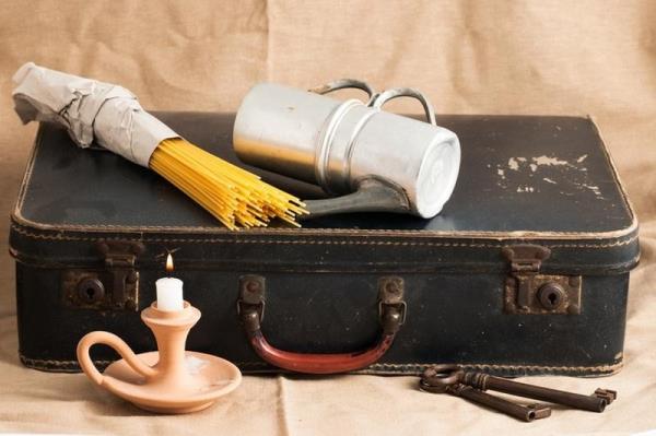 Bunun iin spagettiden faydalanabilirsiniz. Tek yapmanz gereken akmanzla spagettiyi tututurmak ve mumunuzu onunla yakmak.