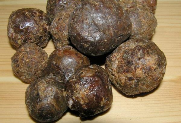 Propolisin bileiminde, arlkl reine ve bitkisel balzam, vaks, esansiyel yalar, az miktarlarda polen ve aminoasitler, mineraller, B vitamini ve dier organik bileikler vardr.