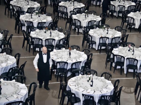 Olduka byk olan resepsiyon salonunda 200 kiiyi arlamak mmkn.  <br>    213 m'lik salon, yemekli davetler iin 150 kiilik, kokteyller iin de 200 kiilik yer barndryor. Bir duvarda 182 cm geniliinde bir mine, baka bir duvarda ise 670 cm geniliinde bir ekran bulunuyor.