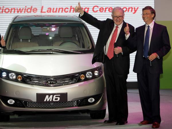 Toplamda 23 arabann sabilecei garajlar arazinin farkl yerlerine dalm durumda. Malikanenin eitli yerlerinde bulunan garajlardan en ilgin olan beton ve paslanmaz elikten yaplm bir yeralt maaras. Bu garaja, 10 araba park edilebiliyor. Betonun baz ksmlarna kastl olarak dekonstrktivist bir grnt vermek amacyla hasar verilmi.