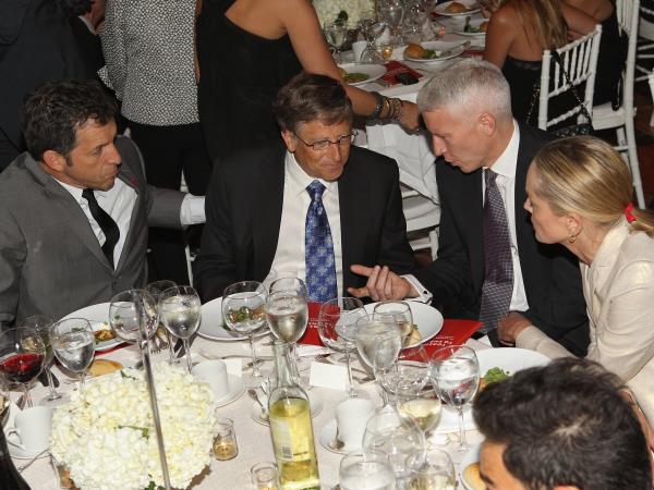 Evde 10'u hem du hem de tuvalet barndran 24 banyo bulunuyor. Bu say biraz abartl grnyor; ancak byk partiler srasnda olduka ie yarayaca kesin.<br>     te yandan evde 6 mutfak bulunuyor. Bu mutfaklar, herhangi bir etkinlik srasnda alanlarn her daim hazr bulunmalar iin evin farkl blmlerine dalm durumda