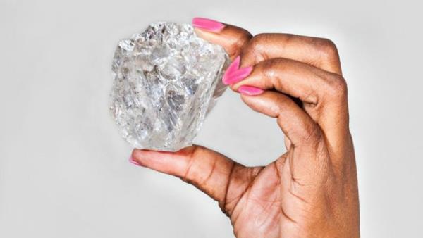 Narayan, dnyada Q-karbon bulunmadn ancak baz gezegenlerin merkezinde bulunabileceini vurgulad. Aratrma ekibi, Q-karbon elde etmek iin safir, cam veya bir plastiin yzeyini nce amorf (kristal olmayan) karbonla kaplad. Ardndan karbon kapl yzeye, 200 nanosaniye sreyle bir lazer sinyali gnderdi. Lazer n, karbon tabakasnn scakln bir an iin 3 bin 727 santigrat dereceye kard ve sonra scaklk oda scaklna dt.