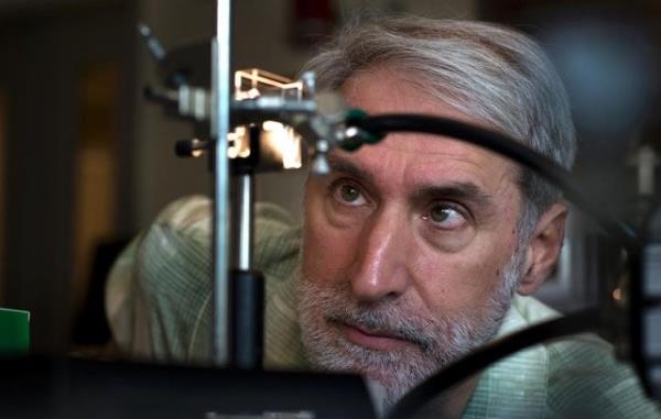 zopropanol, izopropil alkol olarak da adlandrlyor ve otomobillerde benzin veya mazot yerine yakt olarak kullanlabiliyor. Aratrmaclar, depolanmas ve otomobillerde kullanlmas kolay olan izopropanol adl sv yaktn, gne enerjisiyle retilmesinin nemli olduunu vurgulad.