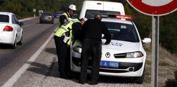 Trafikte kurallara uymamann cezas da deiecek. Krmz kta gemenin ve hz snrn amann cezas, 199.5 lira olacak. Alkoll ara kullananlara ise ilk yakalanmada 844 lira ceza var.