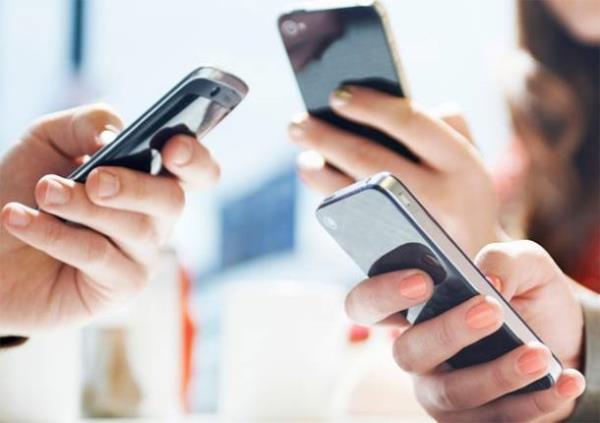 1 Ocak&#8217;ta bir deiiklik de cep telefonu vergisinde... Cep telefonu bana alnan zel iletiim vergisi yeni ylda 46 liraya ykselecek.