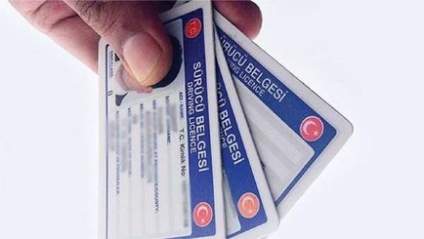 nmzdeki yln nemli deiikliklerinden biri de ehliyetlerde. Mevcut ehliyetler tarih olacak. 1 Ocak&#8217;tan itibaren stajyer src dnemi balayacak. Srclere iki yl boyunca 75 ceza puan hakk verilecek. Bu srede 75 ceza puanna ulaan srclerin ehliyetine el konulacak