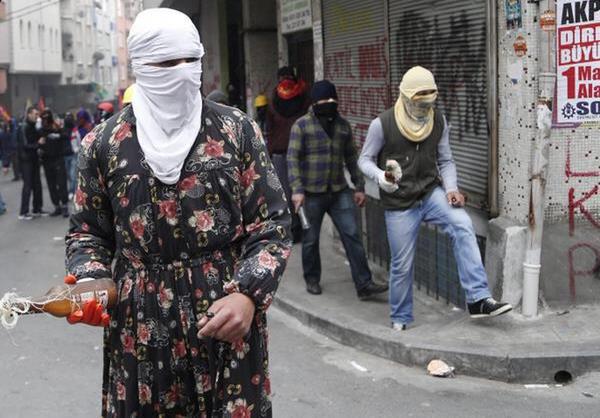 Barikat, hendek ve patlayc tuzaklaryla meskn mahallelerde terr srdren PKK'nn 'militan-insan kayna' planlamasna HABERTRK ulat  <br>  PKK&#8217;nn militan says geen yl 30 bini aarken, terr rgt 4 bin militann kr ile kent arasnda gei yapabilecek ekilde kurgulad. Trkiye, Suriye ve Irak&#8217;ta len PKK&#8217;l, YPG&#8217;li says 6 bini buldu. Yaral ve sa ele geenlerin saysysa 2500 oldu. te PKK'nn meskn mahal ve krsalda illere gre dalm...