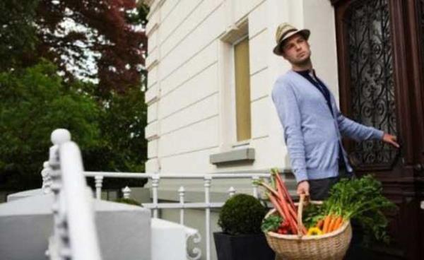 lk ayak basmak    <br>skoya'da saatler gece yarsn vurur vurmaz ein dostun evine "ilk ayak" basan olmak iin bir yar balar. lk ayaklar gittikleri evlere para, ekmek, tuz, kmr, viski gibi kltrel bolluk sembollerinden de gtrrler.