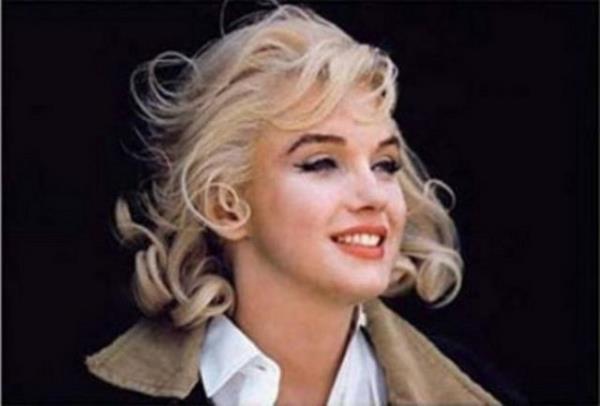 Marilyn Monroe'nun alt ayak parma vard.