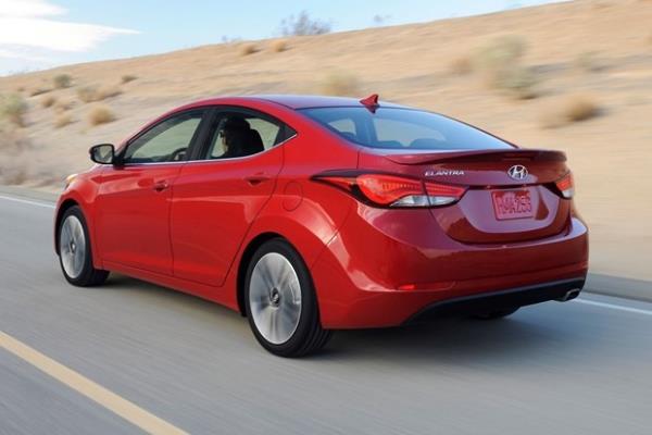 Hyundai<br>  Elantra ise, tm versiyonlarnda geerli olmak zere 5.000 TL&#8217;ye varan nakit indirim veya 20.000 TL 20 ay 0 faiz seenei sunuyor.