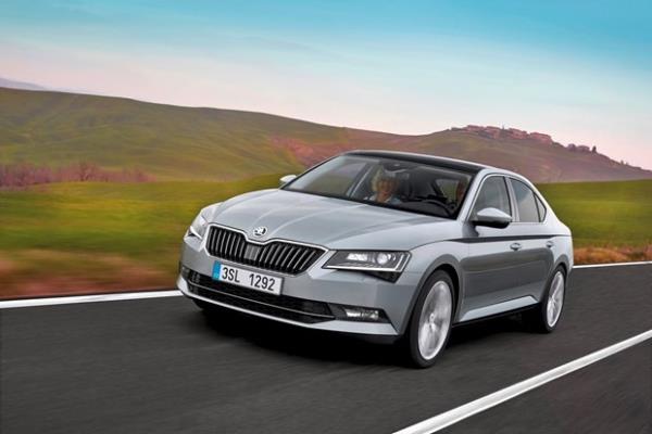SKODA<br>  Skoda, ylsonu kampanyasnda yeni Superb&#8217;in Active ve Style paket donanml modellerinde de geerli olacak ekilde 3.000 TL&#8217;ye varan indirimler sunuyor. Aralk aynda Yeni Fabia, Rapid Spaceback, Rapid Sedan, Yeti, Yeni Superb&#8217;de 2.000 TL&#8217;lik sat kampanyas indirimi uyguluyor.