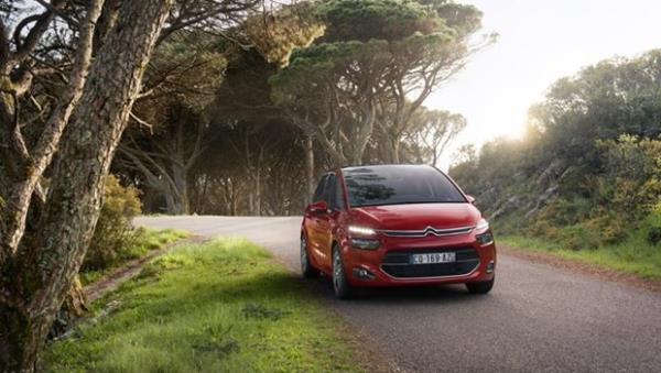 Citroen<br>  Ayrca 5 kiilik Citroen C4 Picasso iin 50.000 TL&#8217;lik kredi kullanmna 25 ay %0 faiz avantaj salanyor. Citroen ticari aralarnda da 25.000 TL&#8217;lik kredi kullanma 25 ay %0 faiz avantaj uyguluyor. Markann ticari modellerinden Berlingo&#8217;da 10.000 TL&#8217;ye, Nemo&#8217;ya ise 8.500 TL&#8217;ye varan indirimler mevcut.