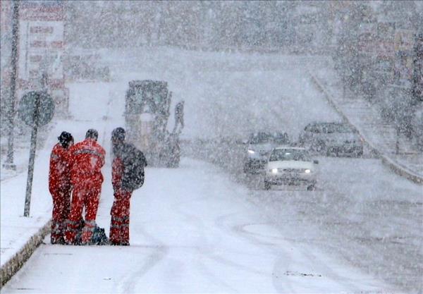 Erzurum'da beklenen kar ya sabah saatlerinde balad.