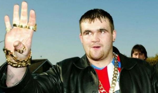 Kt hretiyle tannan Downham Grange&#8217;daki 325.000 sterlinlik evinde gnde 2000 sterlini kokaine yatrarak uyuturucu partileri vermeye baladktan sonra Carroll&#8217;n kars onu boad.