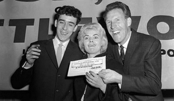 O zamandan bu yana dul kalm, 5 kez evlenmi, bir kez kalp krizi geirmi, alkolik olma tehlikesi yaam, Malta&#8217;dan snr d edilmi, iki kez intihara kalkm olan Nicholson, tm birikimini kyafetlere, lks arabalara, tatillere harcad.