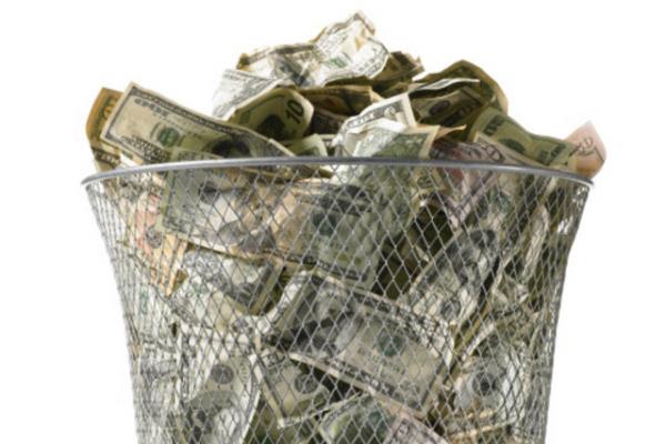 Milyon dolarlk ev ve arabalara ek olarak Washington niversitesi&#8217;ne 1 milyon dolar balad biliniyor ve burada onun adn onurlandrmak iin bir okuma odas bulunuyor. Bunun dnda Lee, Demokrat Partiye 277.000 dolar balayarak, Bill Clinton, Al Gore ve hatta Gney Kore Bakan ile beraber yemek yedi.