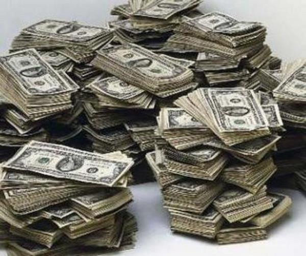 Lee&#8217;nin harcamalar bunlarla da kalmyor. Janite, 30.000 dolar da vefat eden Gney Koreli bir kilise papaznn ailesine balad ve The St. Louis Korean American Association&#8217;a bir ev ald. Bunlara bir de kumarda 1 ylda kaybettii 347.000 dolar, banka kredileri, kredi kart borlar eklenince tam bir felakete srklenerek 2001&#8242;de tamamen iflas etti.