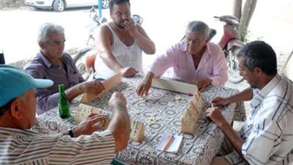 Dar karken evinin anahtarn bile kapnn zerinde brakyor. Ald tarlaya buday ekerek gelirini artrmaya alan Yrk, zamannn byk ksmn ise mahalledeki kahvehanede geiriyor.