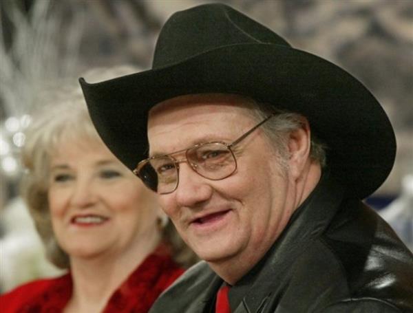 Baz iyi eyler yapm olsa da, asl olarak kt olaylaryla hatrlanr. Bir kez alkoll ara kullanmaktan bir kez de bir bar yneticisini tehdit etmekten tutukland. Bir kpek yar parkurunda kadnn birine sarkntlk etmekten hakknda dava ald, bir striptiz klbndeyken, hrszlar Whittaker&#8217;n aracndan 545.000 dolar aldlar ve sonrasnda 200.000 dolar daha aldrd.