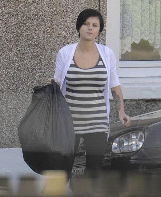 6 yl ve 2 de intihar giriiminden sonra, Rogers u an 22 yanda, boanm ve 2 ocuk sahibi. Ailesinin ve kendisinin geimini salamak iin hizmetilik yapyor ve harcamalarnn sebep olduu borlar demeye alyor.