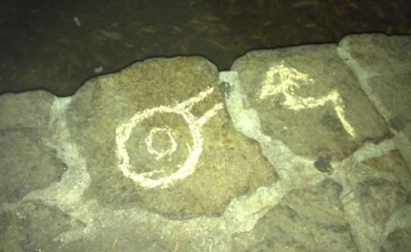 Grsel ifreler Alfabetik ve saysal ifrelerin yan sra birok grsel ifre de kullanlyor. rnein birok kat parada EURion takmyldz eklinde bir noktalar topluluu bulunuyor. Birok fotokopi cihaz bu kodlar alglayarak fotokopi ilemini engelliyor.