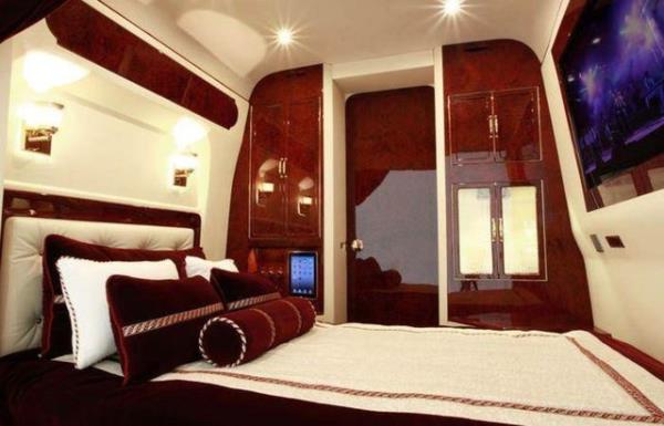 Dier opsiyonel donanmlar arasnda 22-in alam jantlar, Wi-Fi balants, video konferans sistemi, 24 ayar altn kaplamal zel aksanlar, iPad, iMac ve lks elektronik gnelikler yer alyor.