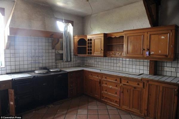 Konakta ayrca Cheshire yaprakl bir banliy ve caddeye bakan byk bir mutfak yer alyor.