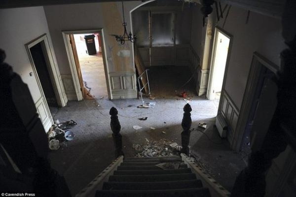 Konan bulunduu yerdeki tm gecekondular, yaamak iin elverili olmad gerekesiyle tand.