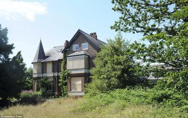 2011 ylnda ev 1.500 Sterlin'den kiraya verilmi ve harabe durumundaki evde yaanamayaca gerekesiyle ev zerinde kiralama sorunu ortaya kt.