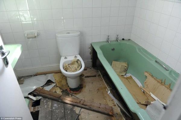 19. yzyl'da yaplan Victoria Kona, terk ediliinin 91'inci ylnda metruk bir binaya dnm bu nedenle Manchester Havayollar zorunlu satn alma ilemini gerekletirmitir.