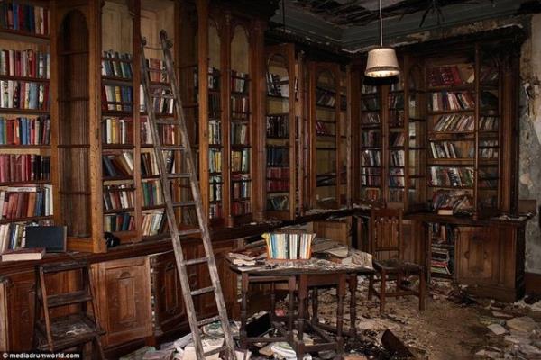 te en son John Milton'dan kalan eyalarla birlikte harabe olan evinden kareler...