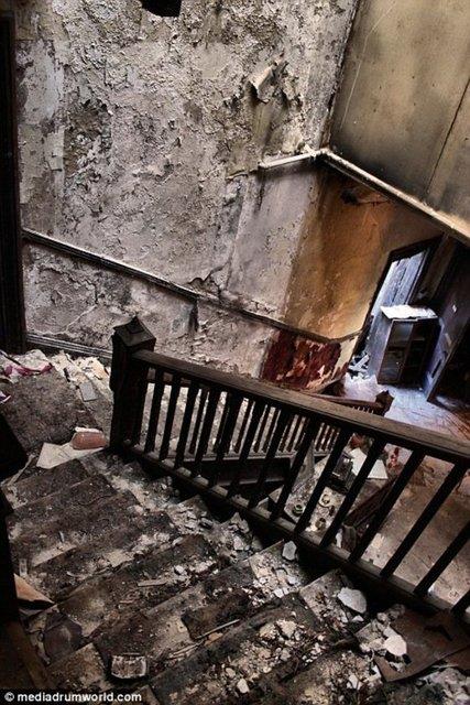 konik yazar ve air John Milton'n evi ryor.