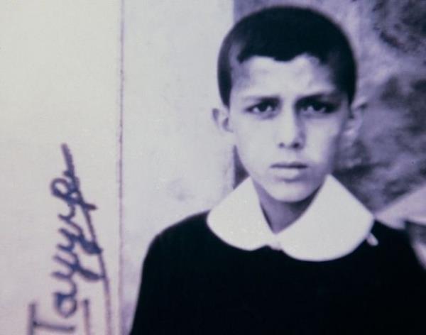 1960 ylnda Kasmpaa'daki Piyalepaa lkokulu'na balad. Henz ilkokul yllarnda iken okul harln temin etmek iin su ve simit satt.