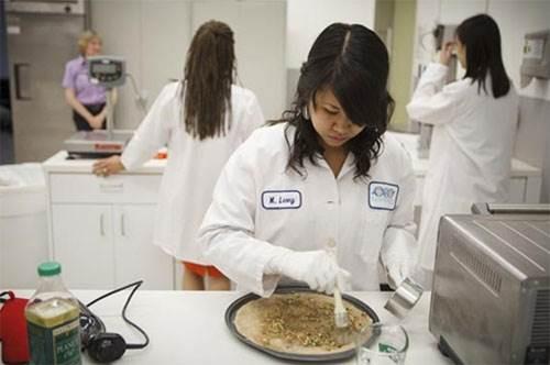 Ayrca Mars'ta oluturulacak "yeilev"de astronotlarn kendi sebze ve meyvelerini de yetitirmeleri olas. Bunun iin toprak yerine mineral katkl su kullanlmas planlanyor. Bu gerekletirilebilirse astronotlar taze yiyeceklerle de beslenebilecekler.