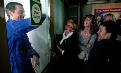 Mende st ya da et rnleri olmayacak. nk Mars yolculuu ok uzun ve bu yiyeceklerin korunmas imkansz. stelik Mars grevi iin bir inei de yanlarnda gtrmelerine izin verilmeyecek.